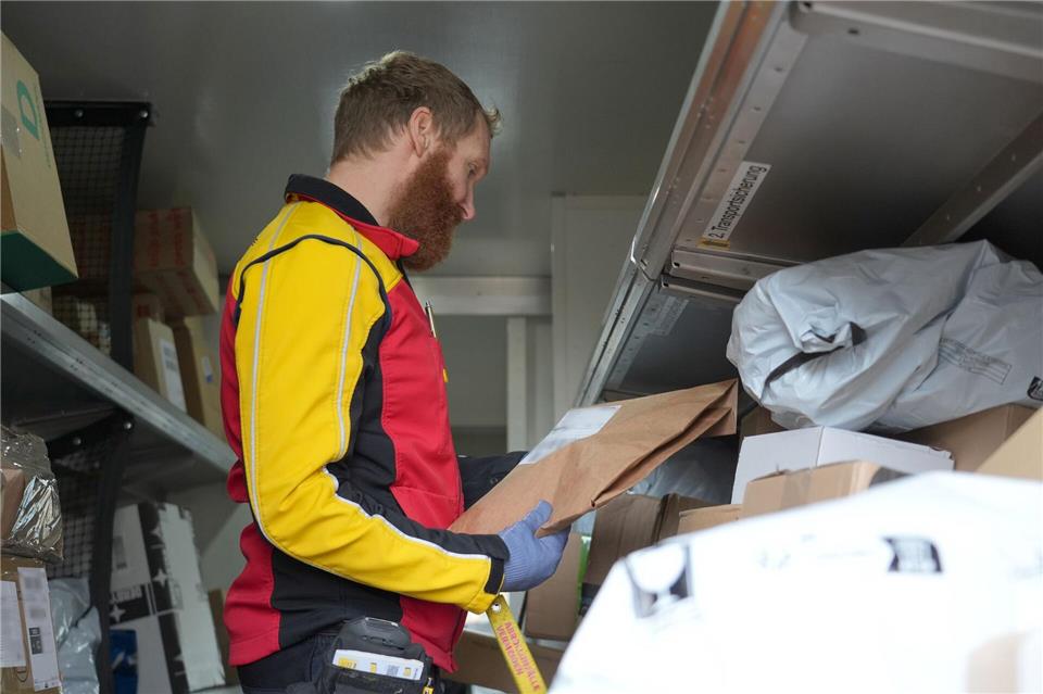 Mehr als 200 Pakete fährt der Paketbote täglich in der Weihnachtszeit aus. Manuel Genolet/dpa