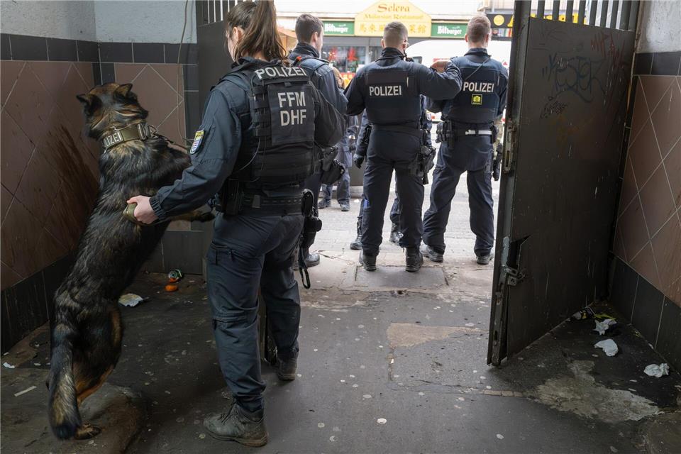 Mehr als 200 Personen wurden konktrolliert. Boris Roessler/dpa