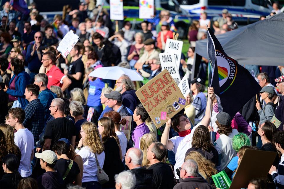 Mehr als 2.000 Menschen protestierten laut Polizei gegen die AfD.Philipp Schulze/dpa