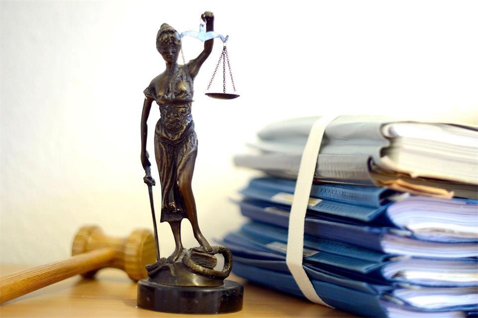 Mehr als 26.000 offene Ermittlungsverfahren beschäftigen derzeit die Staatsanwaltschaften in Sachsen-Anhalt. (Symbolbild)Volker Hartmann/dpa