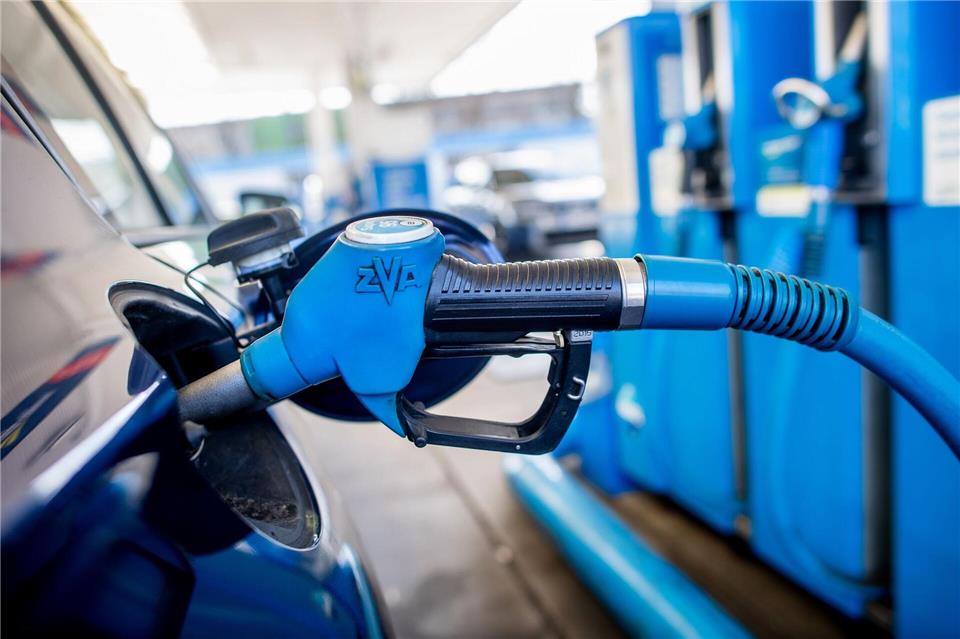 Mehr als 30 Cent sind Diesel und Benzin im Schnitt in Niedersachsen zuletzt teurer an Autobahntankstellen als an Straßentankstellen gewesen. (Archivbild)Hauke-Christian Dittrich/dpa