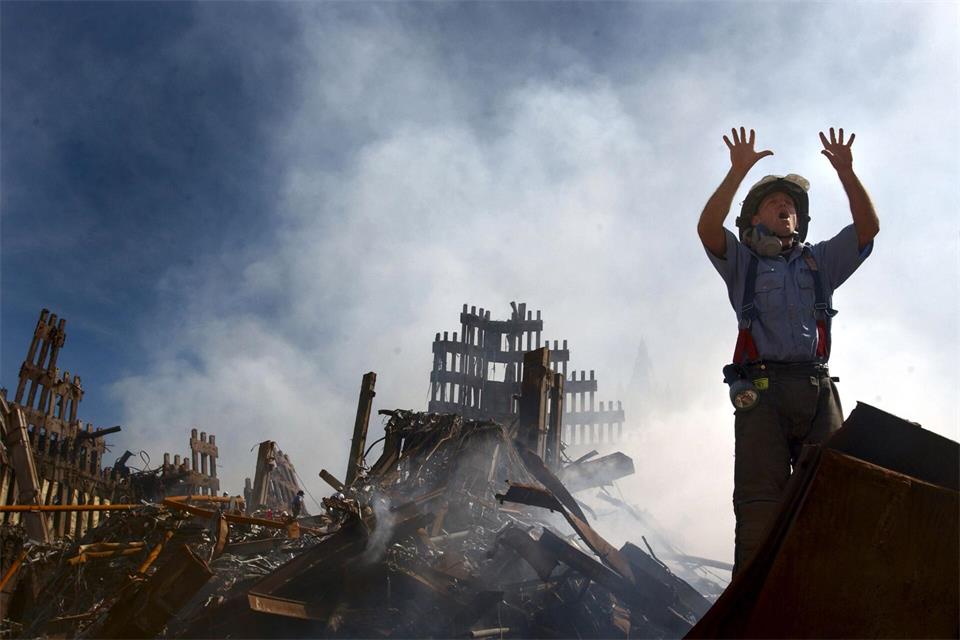Mehr als 300 Feuerwehrmänner kamen beim Einsturz der Türme des World Trade Centers ums Leben. (Archivbild)Preston Keres/U.S. Navy