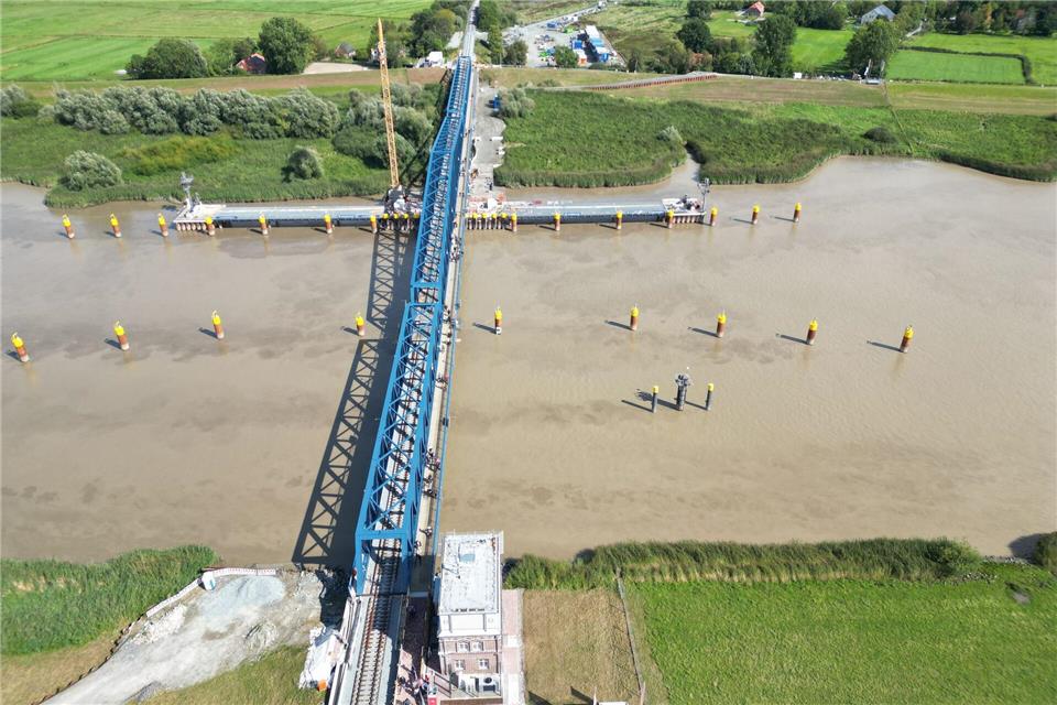 Mehr als 300 Meter ist die neue Friesenbrücke in Ostfriesland lang.Lars Penning/dpa