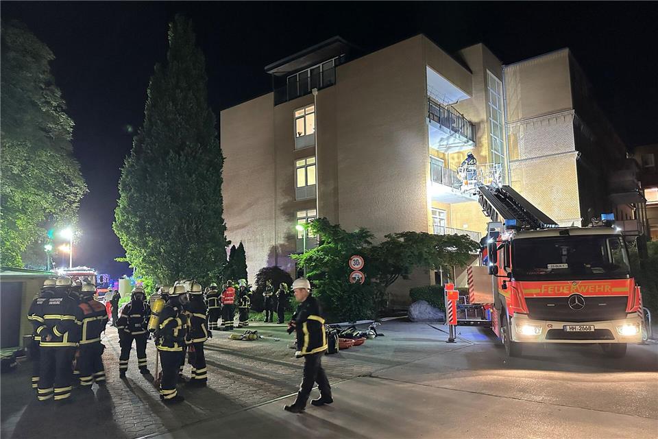 Mehr als 300 Mitarbeiter von Feuerwehr, Polizei und Hilfsorganisationen waren am Brandort im Einsatz. (Archivbild)Steven Hutchings/dpa