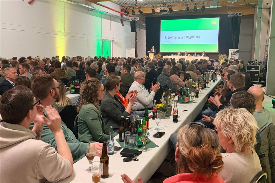 Mehr als 300 Mitglieder, Mitarbeitende und Gäste versammelten sich in der noch leeren Lagerhalle.