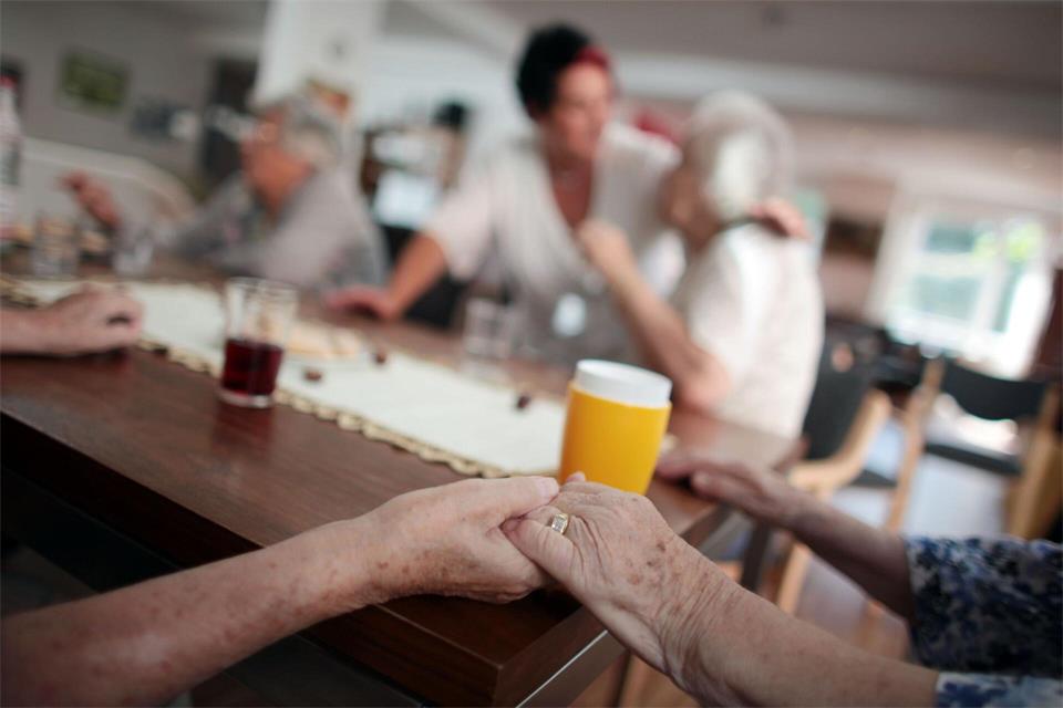 Mehr als 3.000 Euro zahlen Pflegeheimbewohner im Schnitt im ersten Jahr der Heimunterbringung. picture alliance/dpa