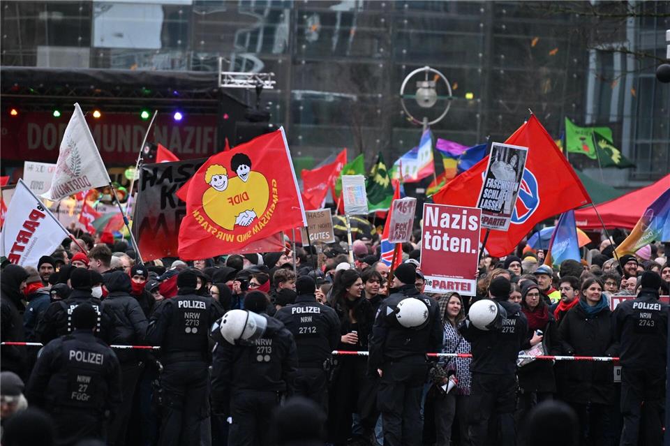 Mehr als 3.000 Menschen haben sich laut Polizei an den Protesten gegen Höcke in Dortmund beteiligt.Benjamin Westhoff/dpa