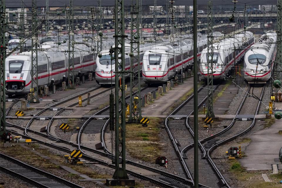 Mehr als 320 internationale Verbindungen hat die Bahn mit dem neuen Fahrplan im Angebot. (Archivbild)Peter Kneffel/dpa