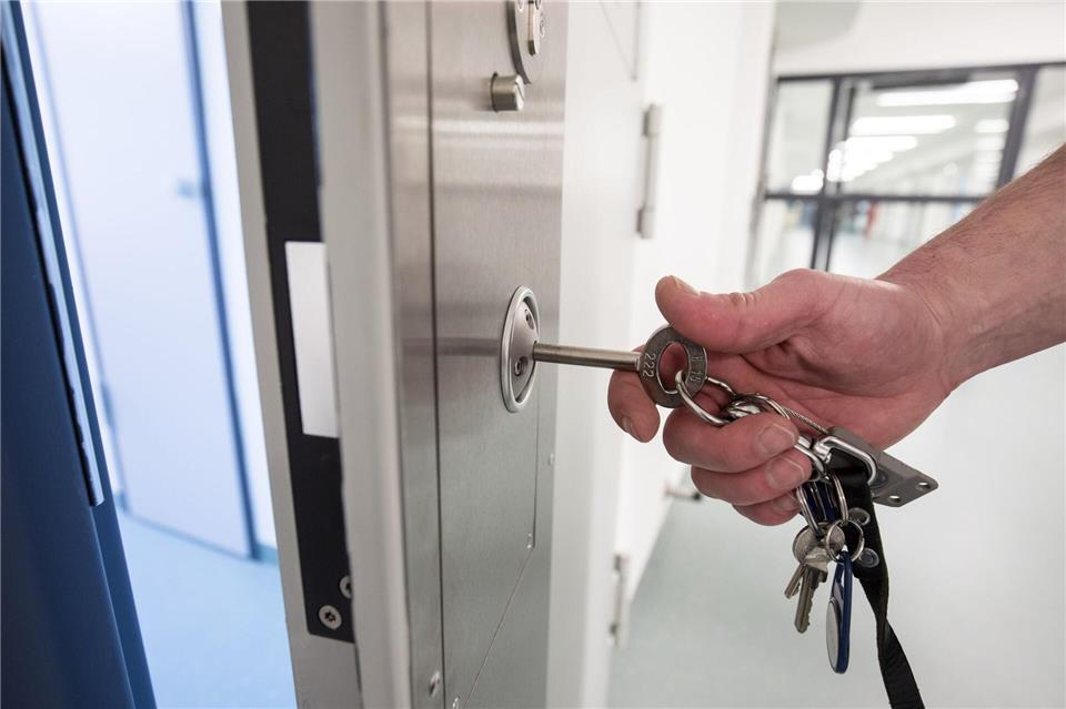 Mehr als 3.400 in Hamburg ausgestellte Haftbefehle sind aktuell nicht vollstreckt. (Symbolbild) Christian Charisius/dpa