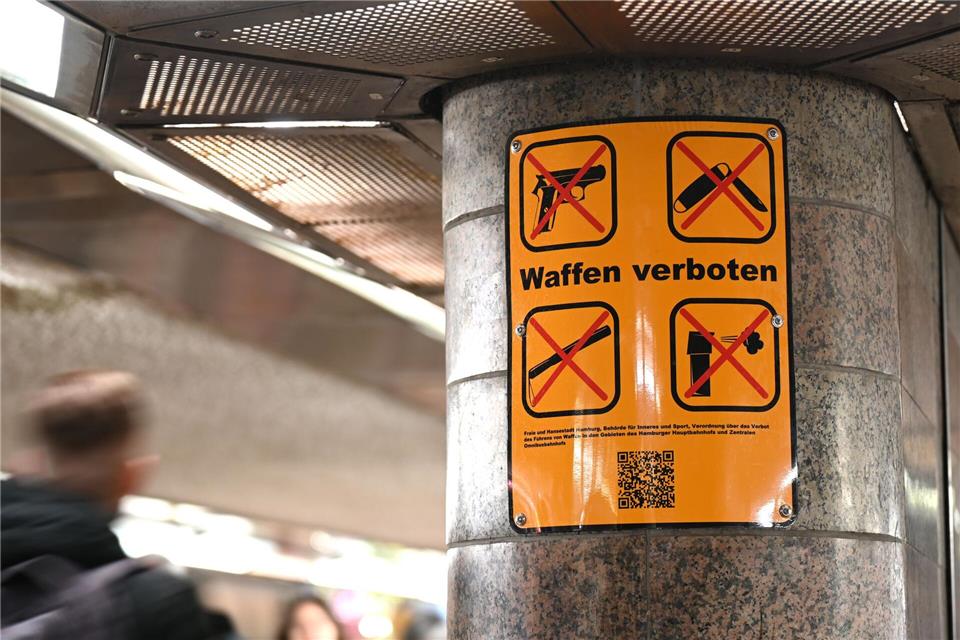 Mehr als 40 Einsatzkräfte kontrollierten am Hamburger Hauptbahnhof wegen des Waffenverbots im ÖPNV. (Symbolbild)Niklas Graeber/dpa