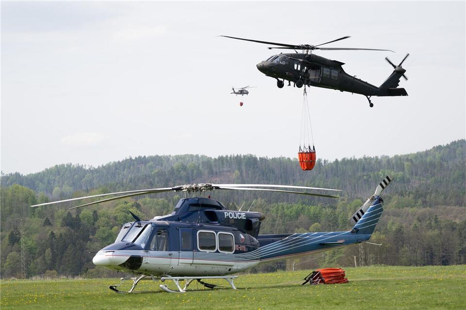 Mehr als 400 Feuerwehrleute sowie weitere Kräfte von Polizei, Armee und Rettungsdienst kämpfen in Tschechien gegen den Waldbrand im rund 79 Quadratkilometern großen Nationalpark Böhmische Schweiz.Sebastian Kahnert/dpa