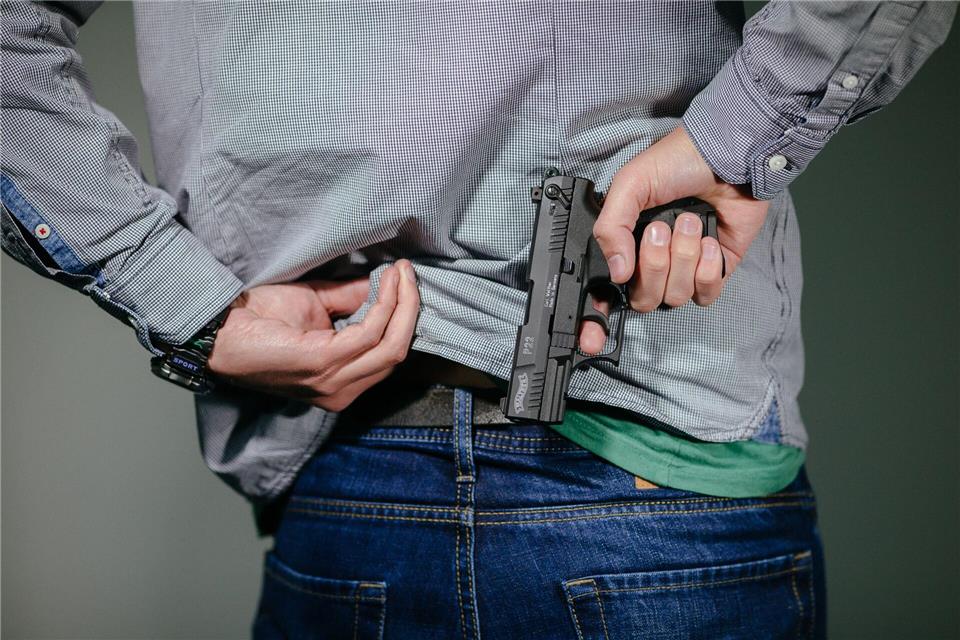 Mehr als 400 Schusswaffen befinden sich in Sachsen in den Händen von Rechtsextremisten (Symbolbild). picture alliance / ZB