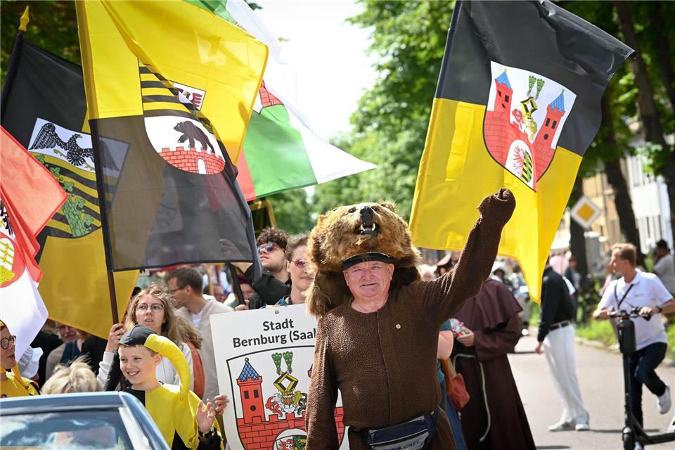 Mehr als 4.000 Menschen gestalteten den Festumzug als Höhepunkt des Sachsen-Anhalt-Tages in Bernburg.Heiko Rebsch/dpa