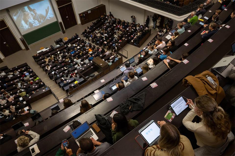 Mehr als 403.000 Studierende starten im Wintersemester 2026/2027 an den Hochschulen im Freistaat. (Archivbild)Peter Kneffel/dpa