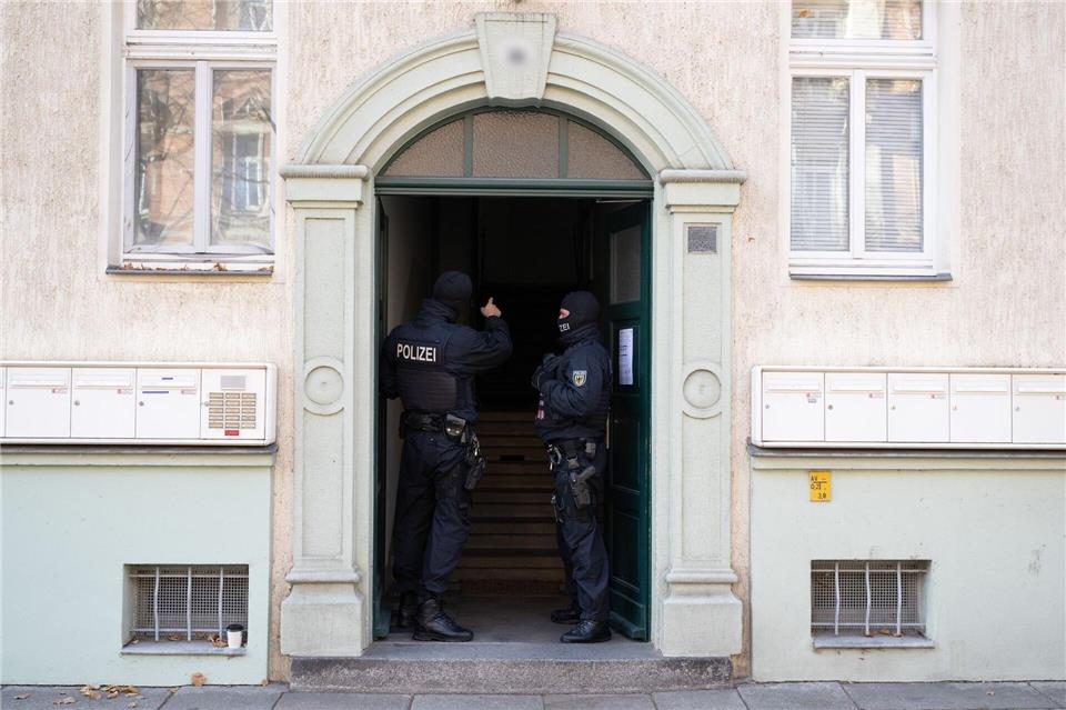Mehr als 450 Einsatzkräfte sind allein in Deutschland an der Razzia beteiligt. Sebastian Kahnert/dpa