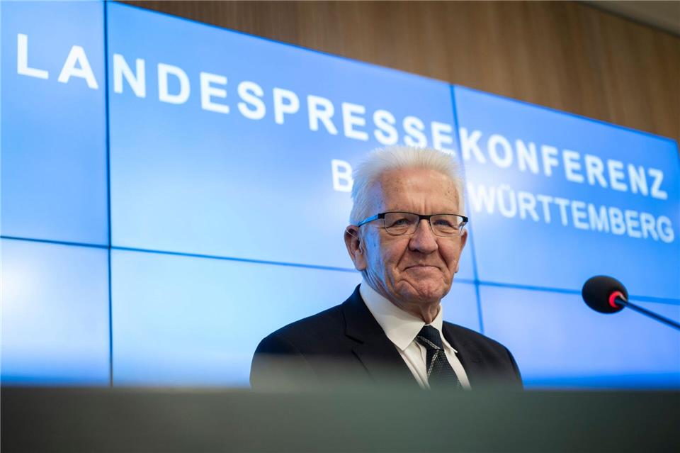 Mehr als 450 Mal nahm Winfried Kretschmann (Grüne) als Ministerpräsident vor der Landespressekonferenz Platz. Heute zum letzten Mal.Marijan Murat/dpa