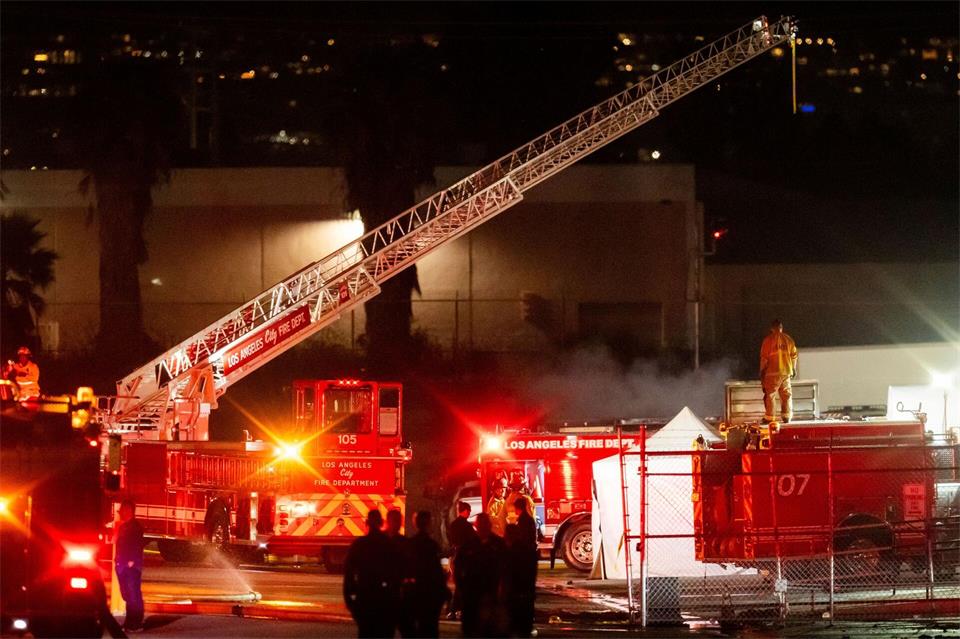 Mehr als 50 Feuerwehrkräfte löschten den Brand.Ethan Swope/AP/dpa