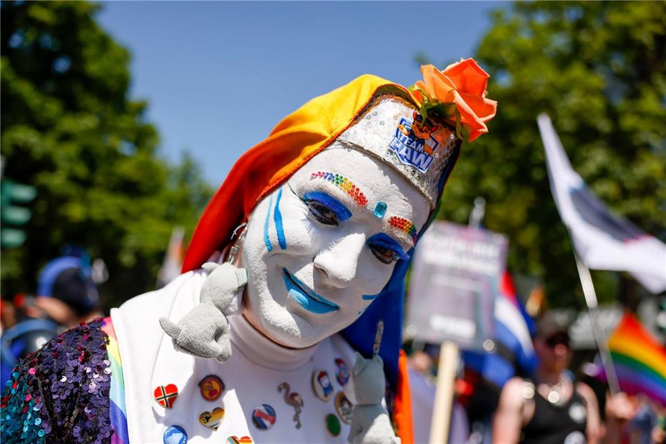 Mehr als 50 Gruppen hatten sich zum CSD in Düsseldorf angemeldet. Thomas Banneyer/dpa