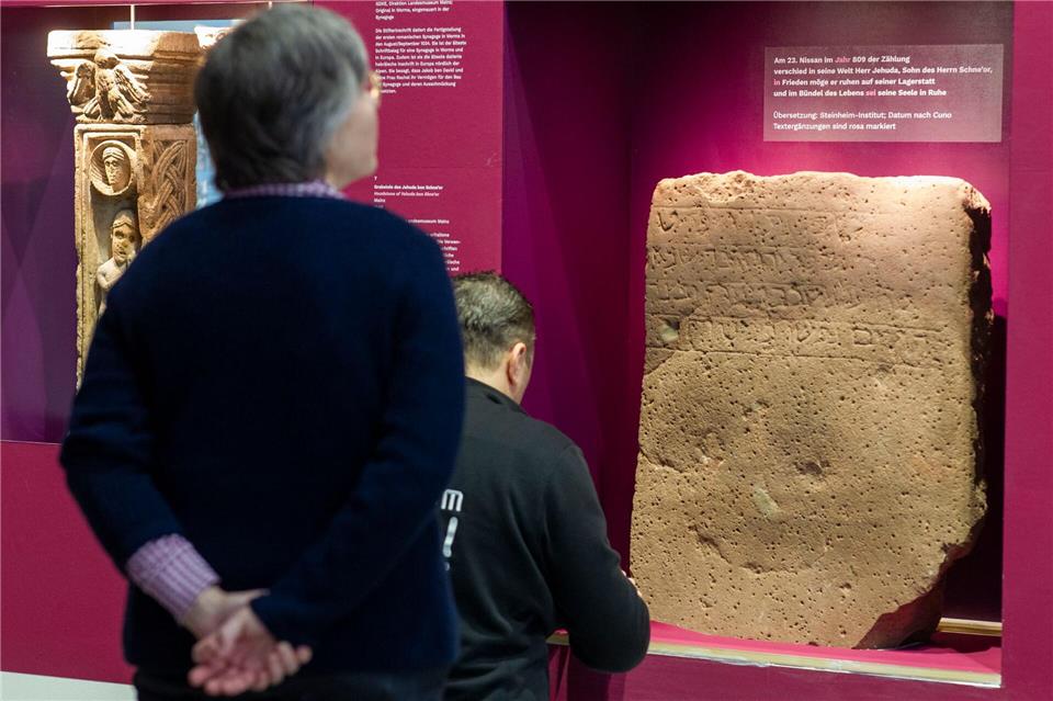 Mehr als 50 Originalexponate sind zu sehen. Helmut Fricke/dpa