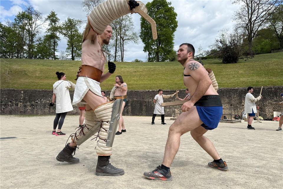 Mehr als 50 Schüler zählt die Gladiatorenschule Trier. (Archivbild)Birgit Reichert/dpa