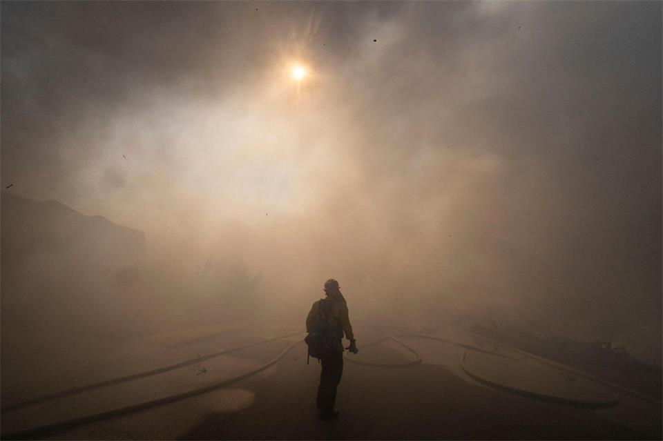 Mehr als 500 Feuerwehrleute kämpfen gegen die Flammen an. Paul Bersebach/The Orange County Register/AP/dpa