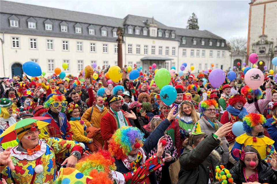 Mehr als 500 als Clowns verkleidete Menschen kamen zusammen. Birgit Reichert/dpa