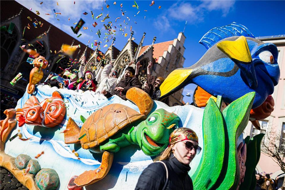 Mehr als 5.000 Aktive und 130 Motivwagen zogen beim Braunschweiger „Schoduvel“ durch die Innenstadt. Moritz Frankenberg/dpa