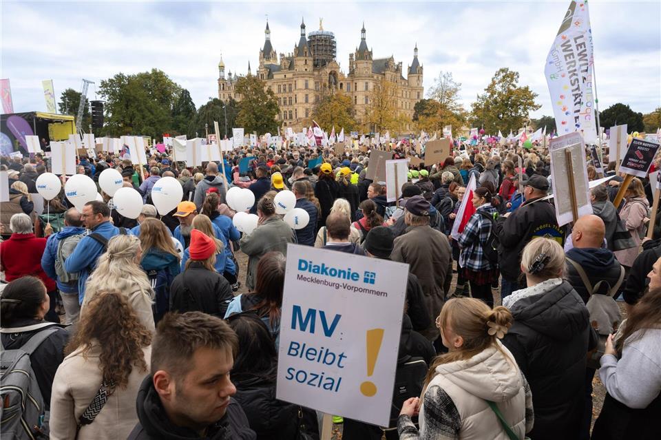 Mehr als 5.000 Menschen protestieren gegen Sozialkürzungen Mehr als 5.000 Menschen forderten in Schwerin: MV bleibt sozial! Ulrich Perrey/dpa