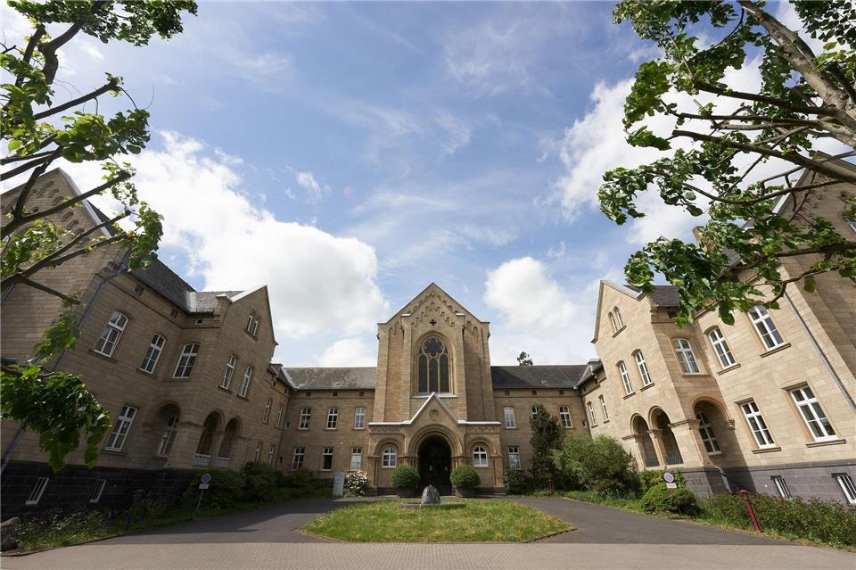 Hoch: Keine wirtschaftliche Schieflage am Landeskrankenhaus  Mehr als 5.400 Beschäftigte insgesamt an allen Standorten gibt es im Landeskrankenhaus Andernach. (Archivbild)Thomas Frey/dpa