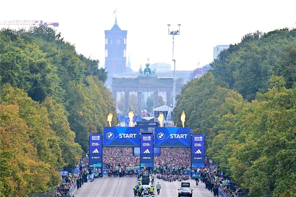 Mehr als 55.000 Läuferinnen und Läufer hatten sich für den Berlin-Marathon angemeldet.Sebastian Christoph Gollnow/dpa