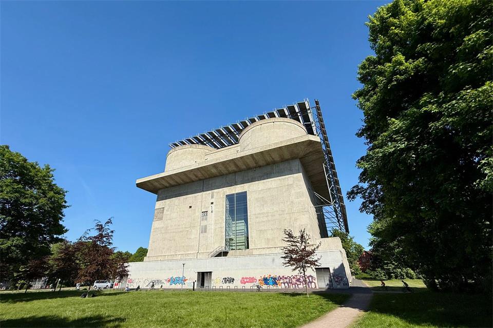 Mehr als 60 Jahre stand er leer. Nun kann er Haushalte in Wilhelmsburg mit Wärme versorgen und hat eine Terrasse: Der Energiebunker in Wilhelmsburg. (Archivbild)Wolfgang Stelljes/dpa-tmn