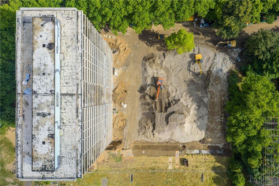 Sprengung in Duisburg: Ein Problemhaus verschwindet Mehr als 60 Meter hoch ist der „Weiße Riese“, der nun gesprengt wird - und es ist noch der kleinste von einst sechs solchen Hochhäusern.Christoph Reichwein/dpa