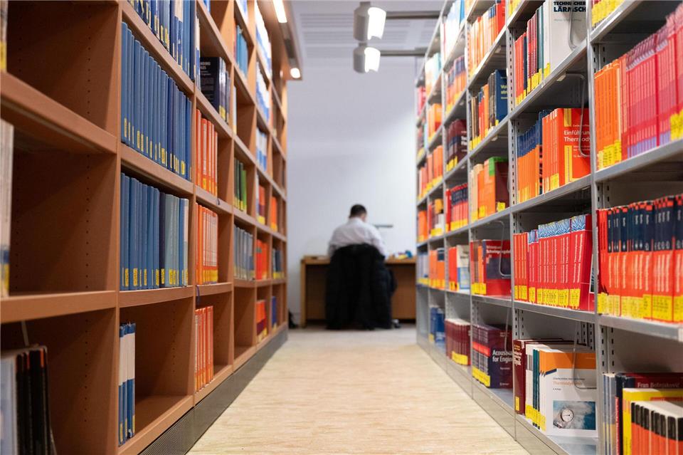 Mehr als 60 Prozent der Absolventen sächsischer Hochschulen bleiben für ihr Berufsleben zunächst in Sachsen (Archivbild).Sebastian Kahnert/dpa