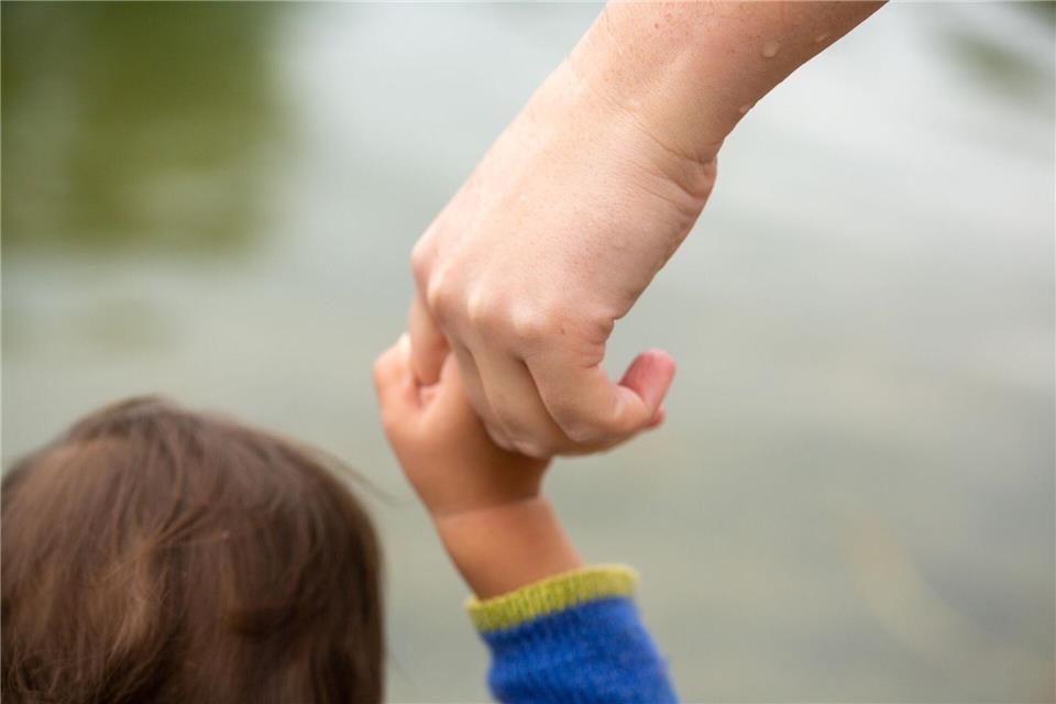 Mehr als 60 Prozent der adoptierten Kinder in Brandenburg waren 2025 jünger als drei Jahre.(Symbolbild) Fernando Gutierrez-Juarez/dpa
