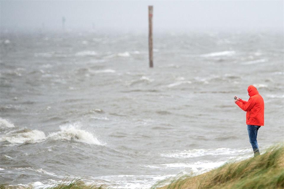 Mehr als 600 Kilometer Küstendeichlinie schützt die Niedersachsen vor Sturmfluten. (Archivbild)Hauke-Christian Dittrich/dpa