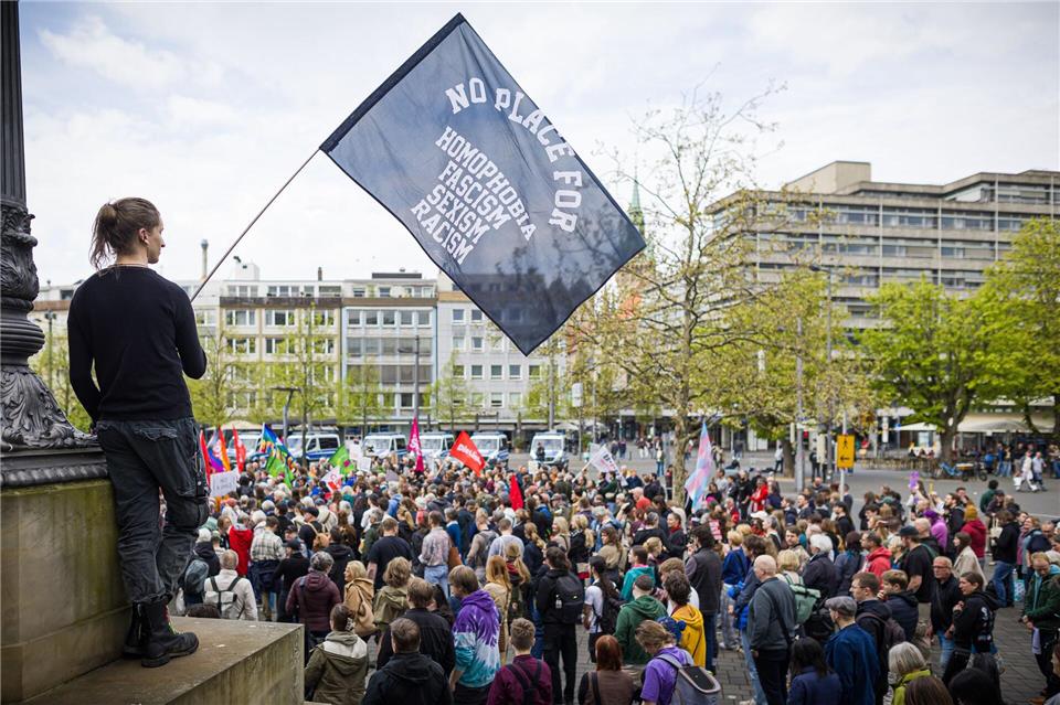 Mehr als 600 Menschen demonstrierten laut Polizei gegen ein Treffen mit Teilnehmerin aus der „Reichsbürger“-Szene. Moritz Frankenberg/dpa