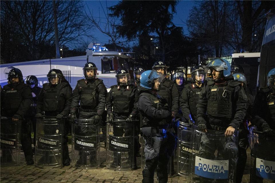 Mehr als 6.000 Sicherheitskräfte sind bei den Winterspielen im Einsatz.Francesco Enriquez/IPA via ZUMA Press/dpa