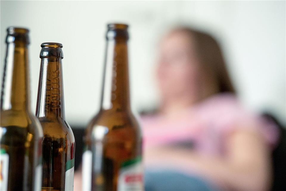 Mehr als 62 Prozent weniger Geld für Suchtprävention? Fachkräfte fürchten gravierende Folgen für Schulen, Familien und Jugendhilfe. (Symbolbild)Alexander Heinl/dpa