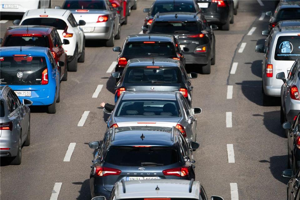 Mehr als 6500 Stunden haben vor allem Urlauber in den Sommerferien auf baden-württembergischen Autobahnen im Staus gestanden.(Symbolbild) Marijan Murat/dpa