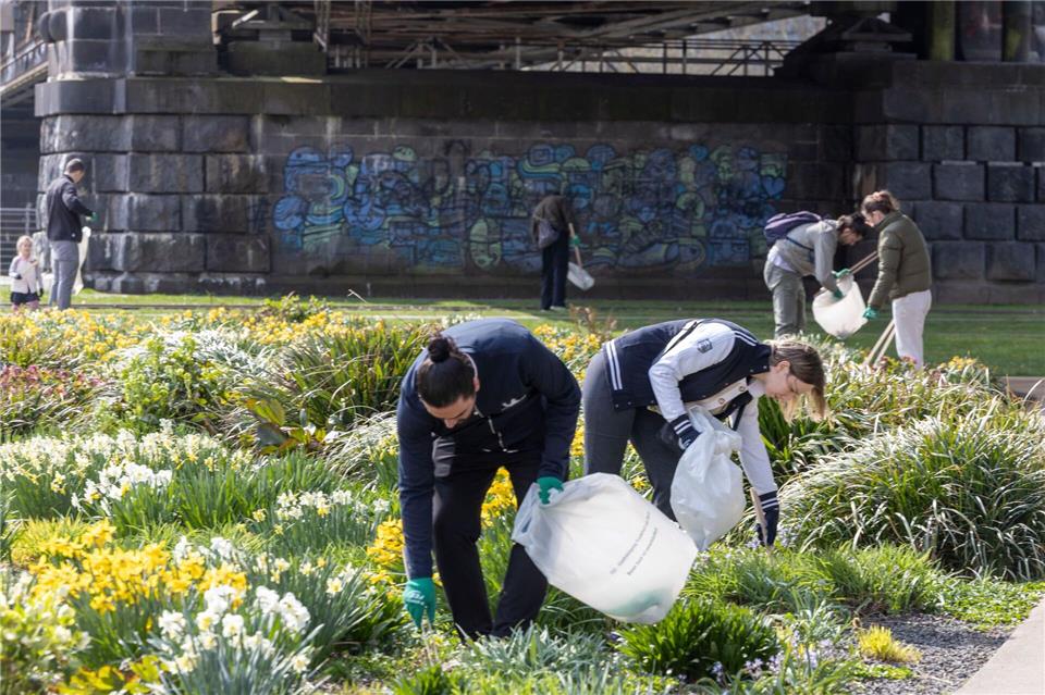 Mehr als 7.000 Kilogramm Müll sind vergangenes Jahr beim Frankfurt Cleanup zusammengekommen (Archivbild). Helmut Fricke/dpa