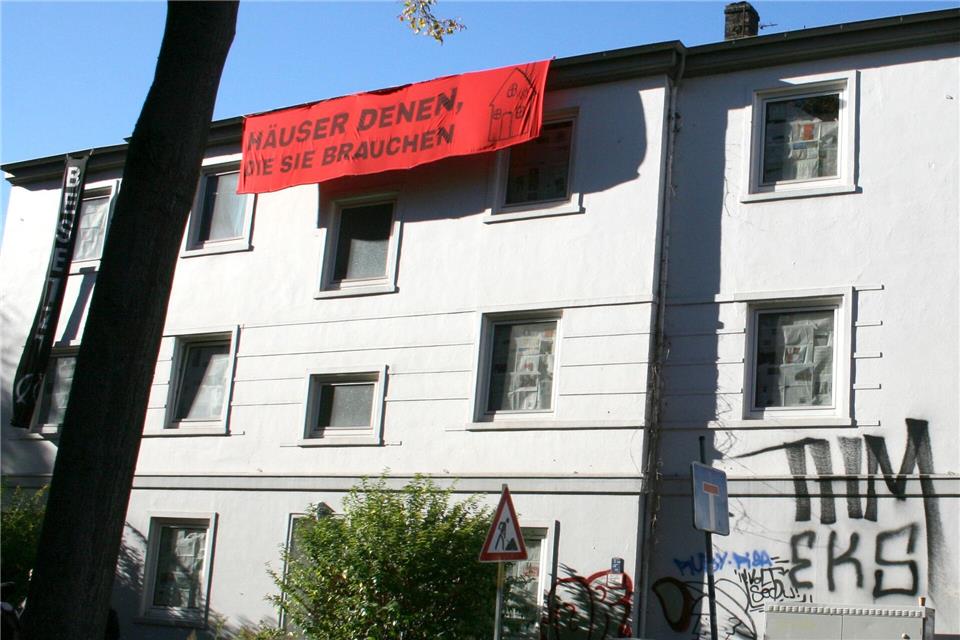 Mehr als 75 Personen haben ein leerstehendes Haus in Bremen besetzt.Kai Moorschlatt/dpa