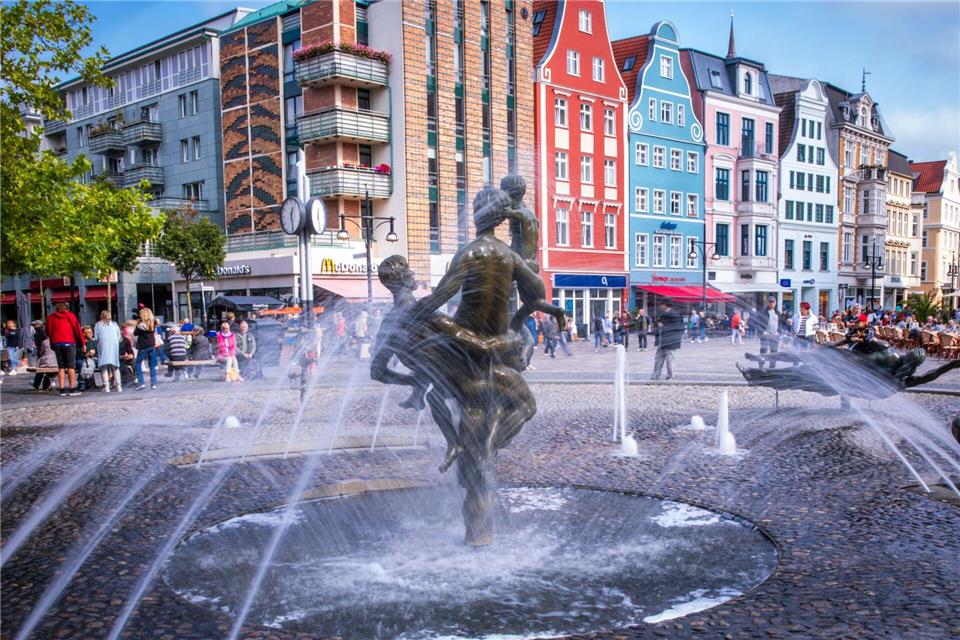 Mehr als 80 Prozent der Befragten leben gern in Rostock. (Archivbild)Jens Büttner/dpa