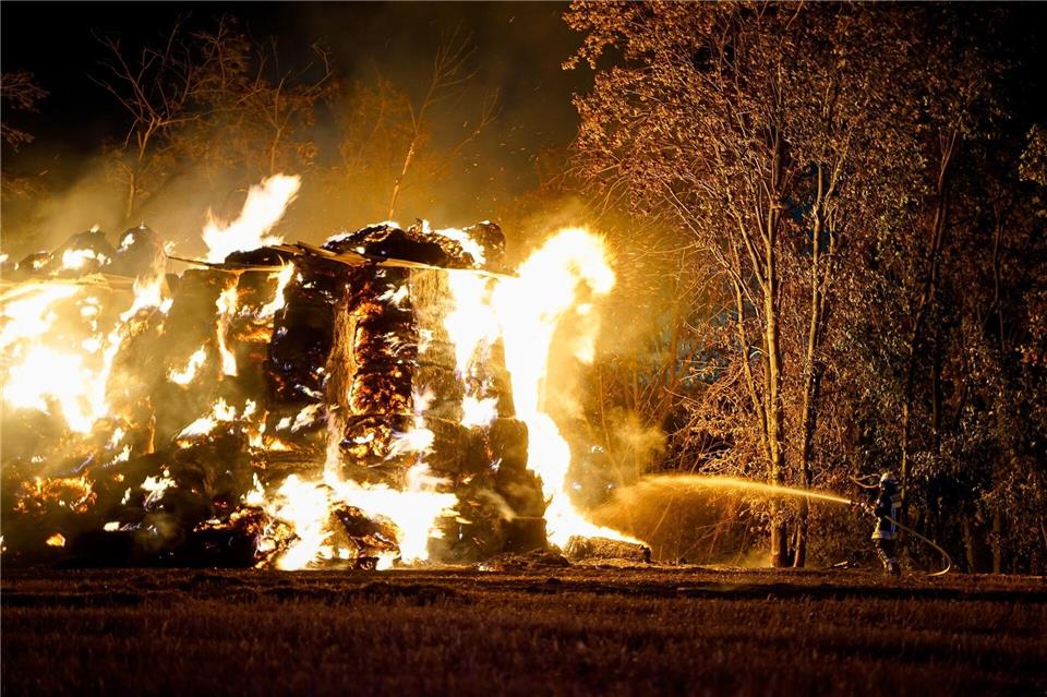 Mehr als 800 Heuballen sind in Flammen aufgegangen. (Symbolbild)--/5vision Media /dpa