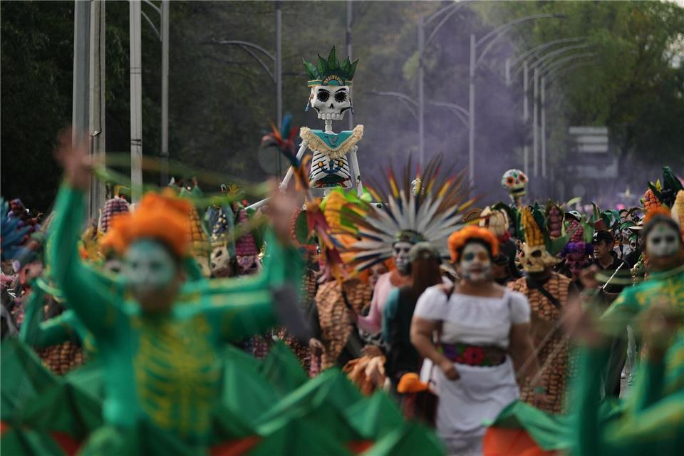 Mehr als 8.000 Darsteller zogen durch die Straßen.Claudia Rosel/AP/dpa
