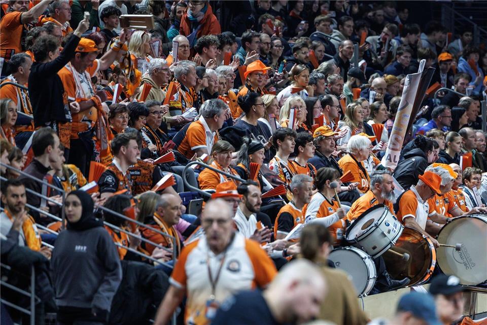 Mehr als 8.000 Fans sorgten für eine imposante Kulisse.Andreas Gora/dpa