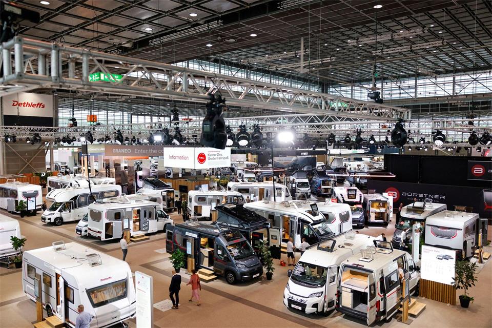 Mehr als 830 Aussteller zeigen auf dem Caravan Salon neue Reisemobile, Wohnwagen und andere Produkte und Dienstleistungen. Thomas Banneyer/dpa/dpa-tmn