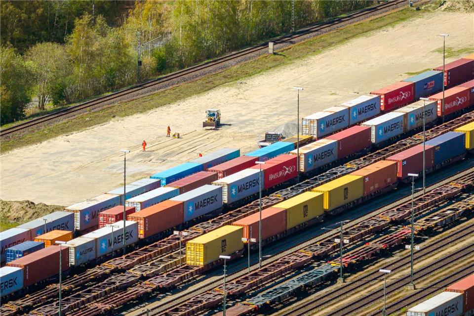 Mehr als die Hälfte der Container wird mit dem Zug abtransportiert.Sina Schuldt/dpa