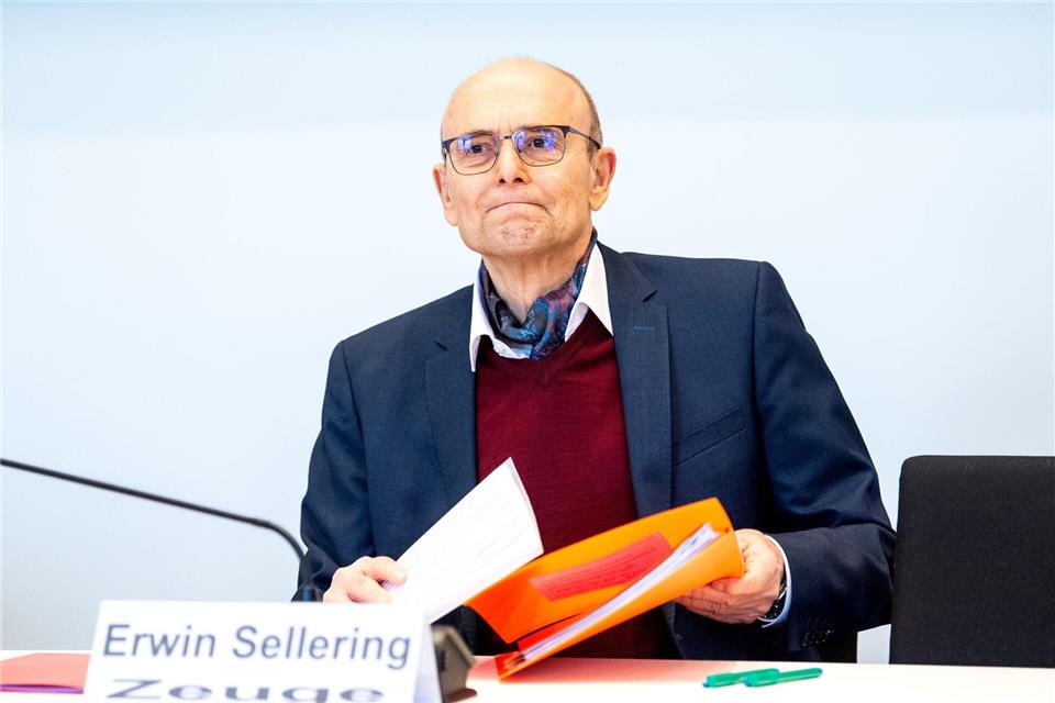 Mehr als drei Jahre lang stand Ex-Ministerpräsident Erwin Sellering (SPD) der umstrittenen Klimastiftung MV vor.Daniel Bockwoldt/dpa