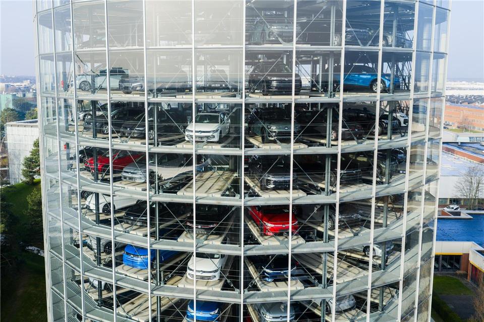 Mehr als drei Millionen Neuwagen der Marke Volkswagen wurden im vergangenen Jahr ausgeliefert.Julian Stratenschulte/dpa