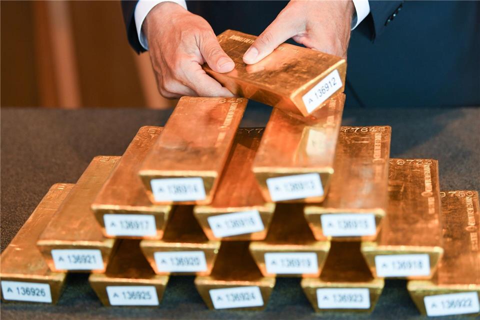Mehr als ein Drittel der deutschen Goldreserven lagert in den USA. Die Bundesbank verweist darauf, dass sie die Bestände regelmäßig prüft. Hunderte Barren holte sie in den Jahren 2013 bis 2017 nach Deutschland. (Archivbild)Arne Dedert/dpa